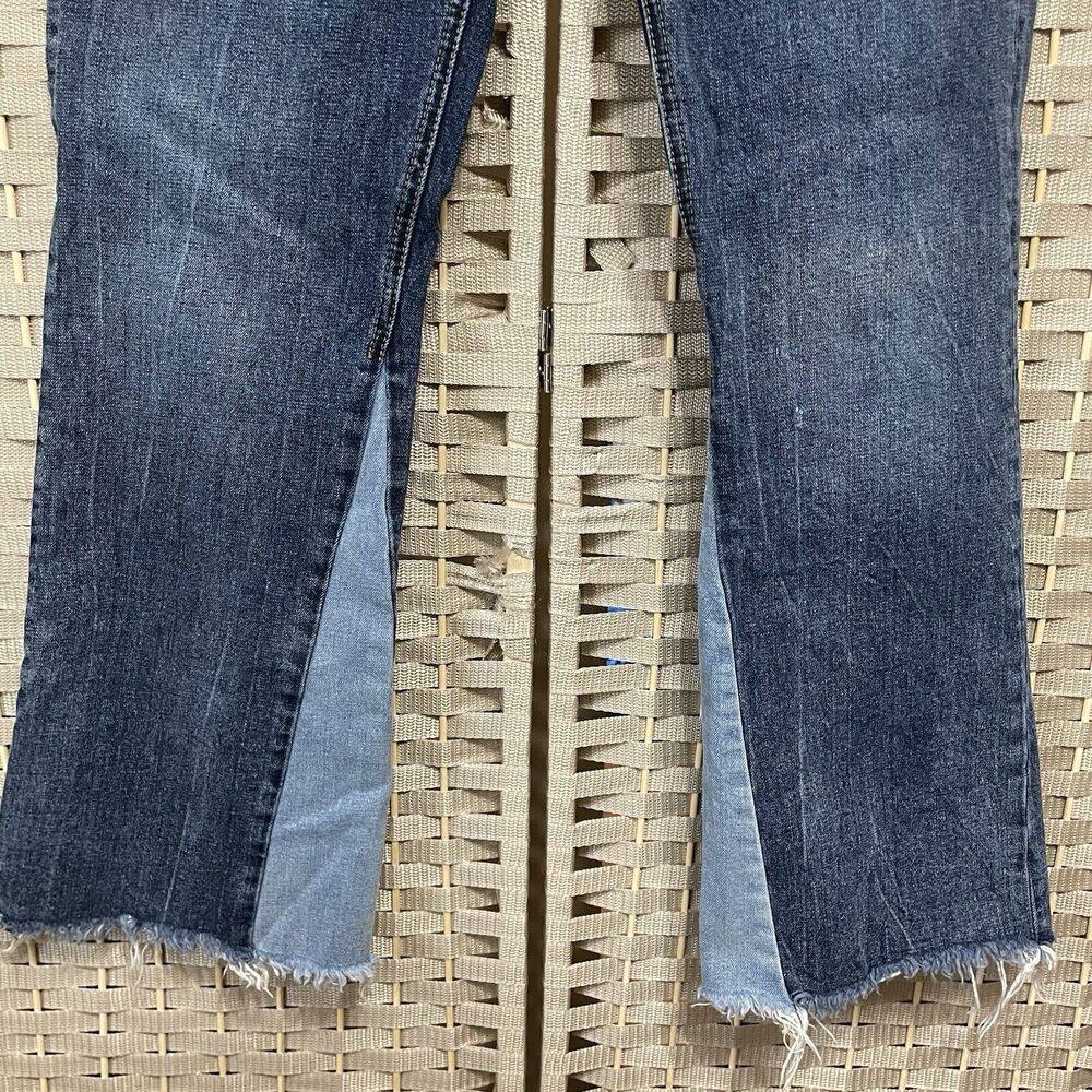 Pilcro Crop Flare Jeans Size 28 Two Tone Blue Denim Raw Hem Button Fly 5 Pocket - Picture 4 of 10